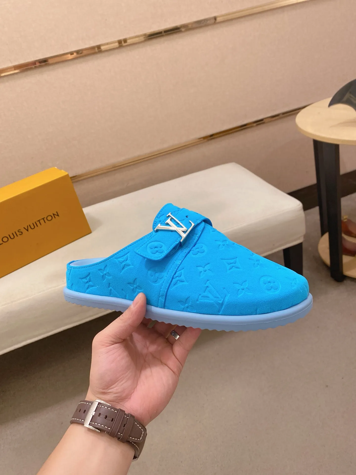 Men's shoes 💰: 360💰LV made 🔍Top purchasing agents, men's spring and summer slippers are available at the same counter. The uppers are made of Italian imported denim with logo graphics and high-quality craftsmanship. The soles are original soles specially provided by the original factory. The exclusive movable molded soles are super comfortable. Original factory follow-up products. 🔍🔍High quality. You can enter and exit the counter at will. Welcome to compare. The code number is 38-44.